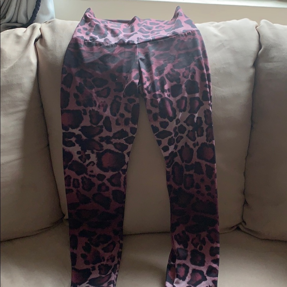 Onzie Pink leopard leggings